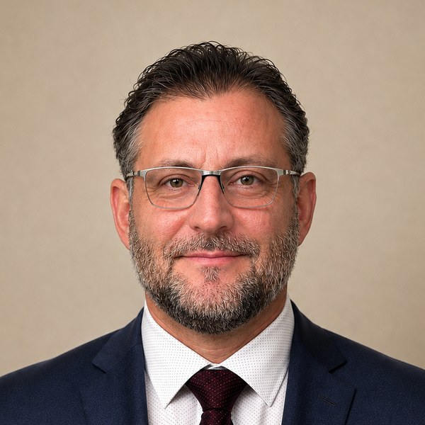 Zvonko Momcilovic, Fundador y CEO